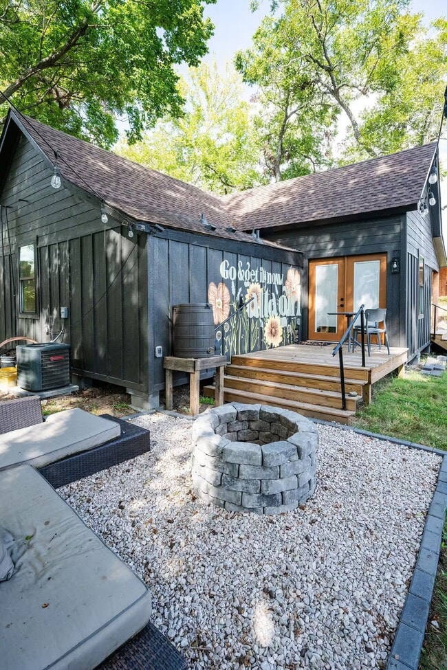 Building Photo - 502 Dark St