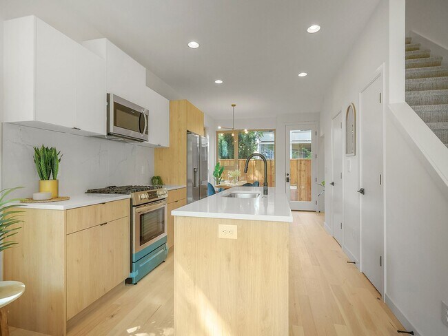 Foto del edificio - Stunning Townhome-Style Unit with Washer/D...