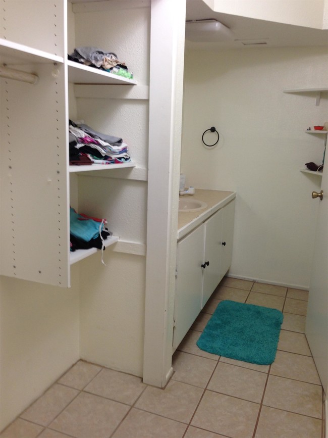 Building Photo - 647 San Dieguito Dr