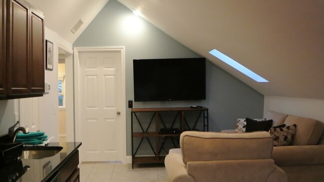 Building Photo - 30 Weeden St