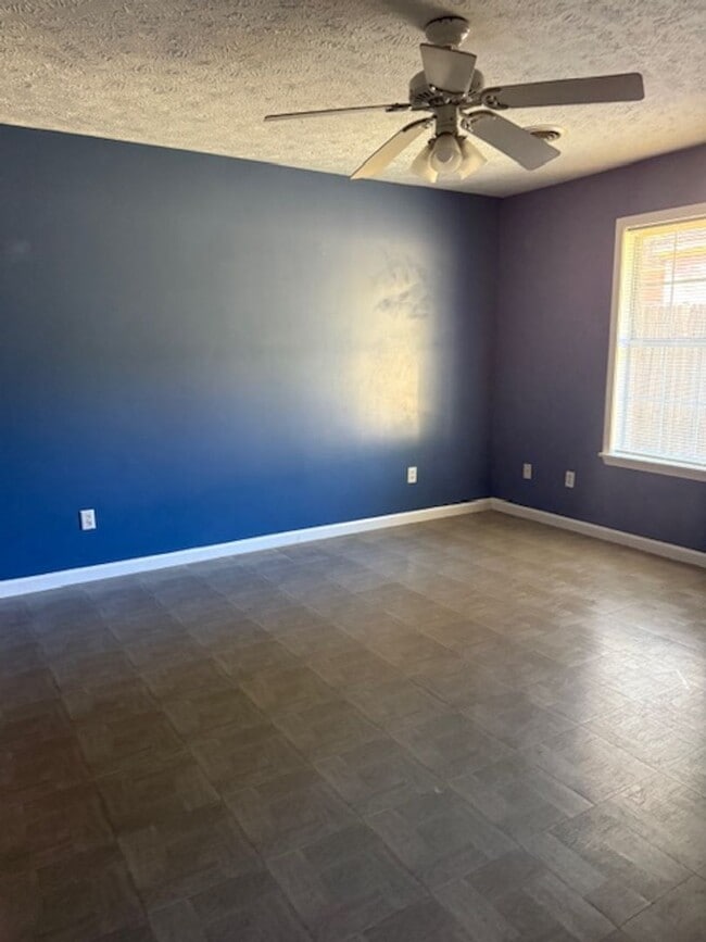 Building Photo - 2bd/2ba with an oversized single car garage