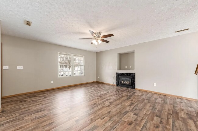 Se agregaron luces enlatadas en la sala de estar (no se muestra en la imagen) - 4769 Hoseah St