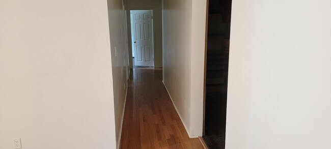 pasillo a 3 habitaciones - 8936 Turner Dr