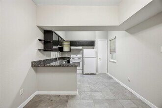 Building Photo - 2100 Tanglewilde St