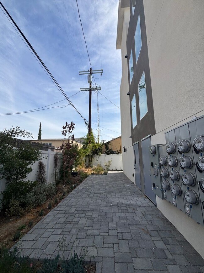 Building Photo - 5262 Cleon Ave