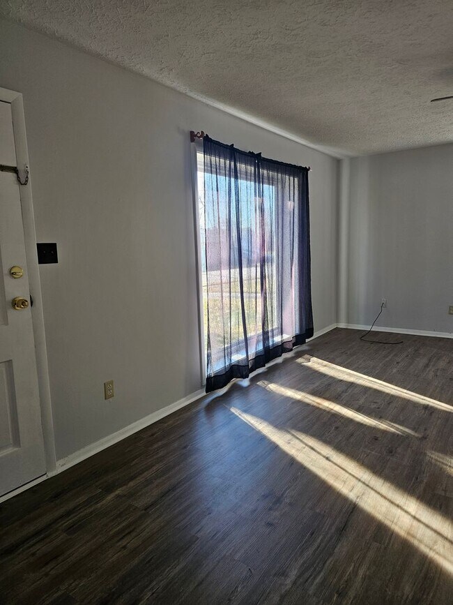 Foto del edificio - 3 bedroom 1 bathroom for rent!