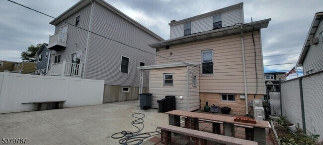 Building Photo - 712 5th St