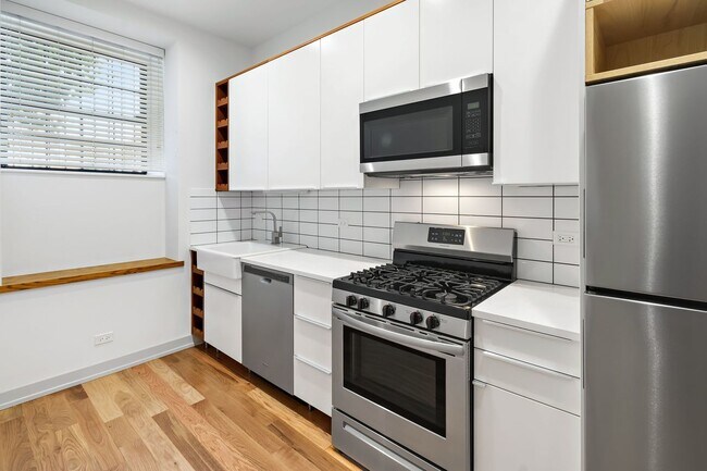 Foto del edificio - 323 E 44th St