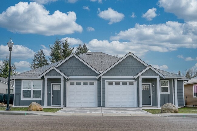 Building Photo - Beautiful 2 Bedroom 2.5 Bathroom Duplex in Great Washougal Location! Beautiful Finishes!