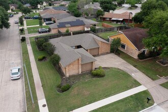 Building Photo - 1022 Manorglen Dr