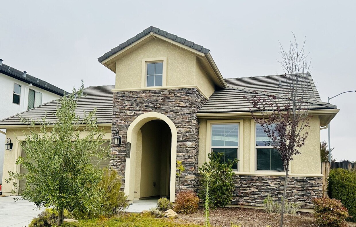 Building Photo - Beautifully designed home with a Pool! Mov...