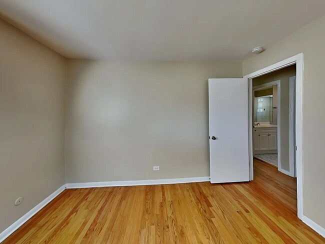 Building Photo - 7649 S Oconto Ave