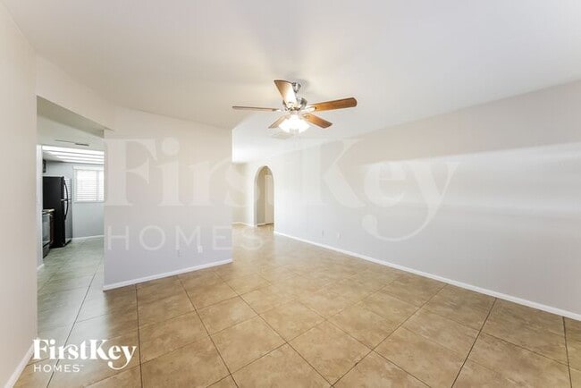 Building Photo - 2121 W Wickieup Ln