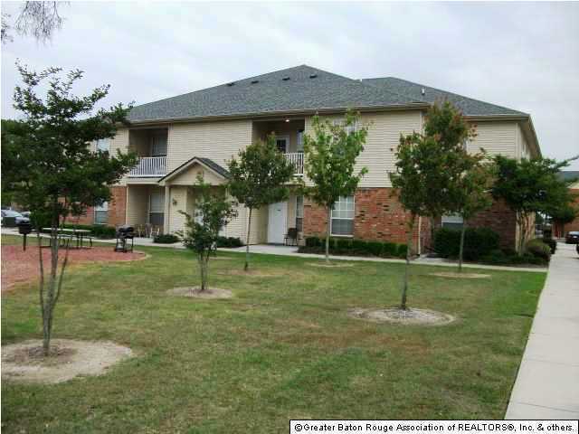 Foto principal - 3 Bedroom Condo Near LSU! Located in a gat...