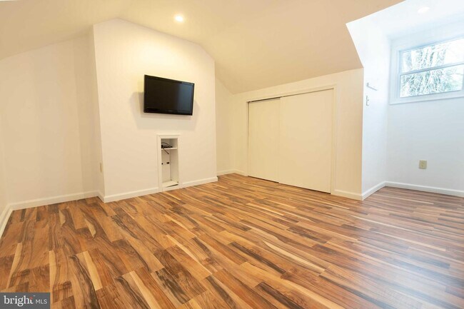 Building Photo - 403 Anglesey Terrace