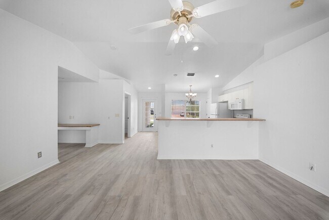 Building Photo - Spacious 3 bedroom 2 bathroom home in Lehigh Acres - New flooring!