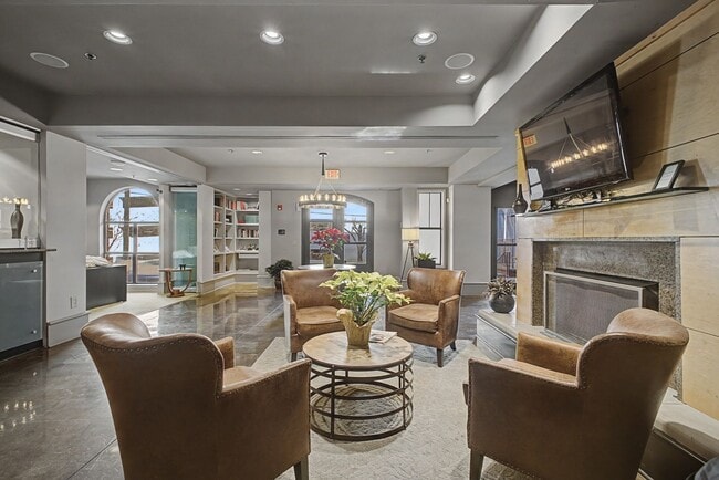 Building Photo - Penthouse-level 1 bed / 1 bath Condo at Bristol on Broadway