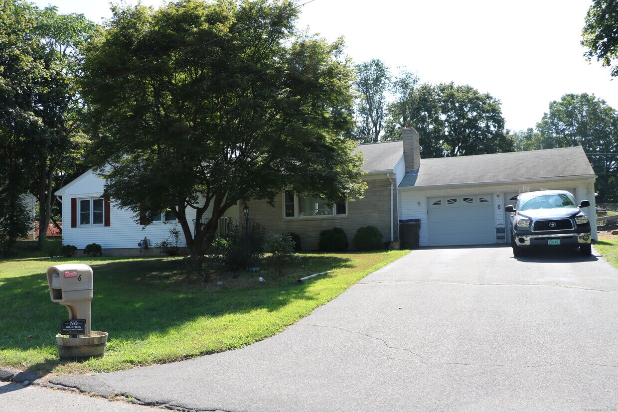 Primary Photo - 6 Greenfield Dr