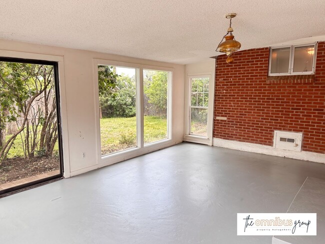 Foto del edificio - Martin Acres 5BD Home with a Huge Sunroom!