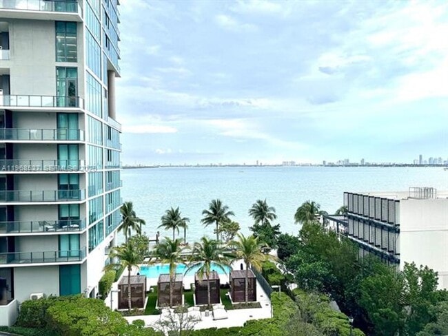 Foto del edificio - 650 NE 32nd St