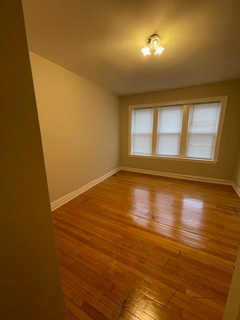 Building Photo - 2724 W Glenlake Ave
