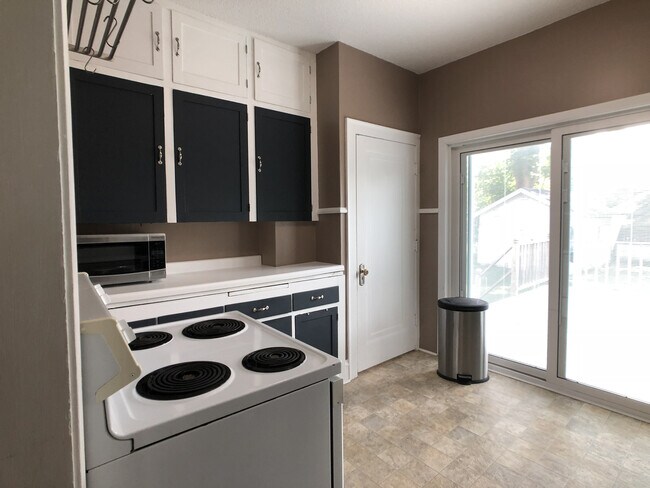 Building Photo - 3 Bedroom/2 Bathroom Single Family House f...
