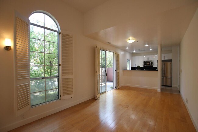 Building Photo - 128 Cuesta Dr