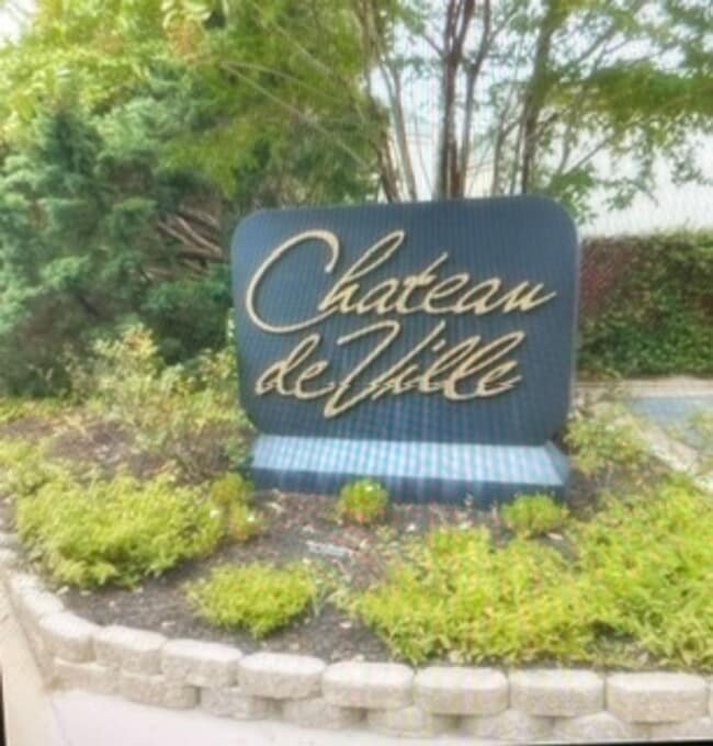 Building Photo - 3600 Chateau Dr