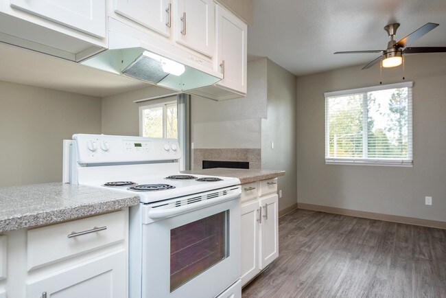 Gresham Park Apartments | Comedor - Willow Park Apartments