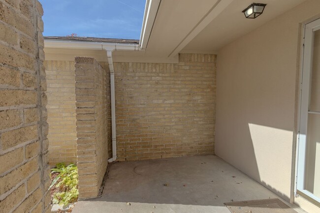 Building Photo - 9806 Cane Creek Dr