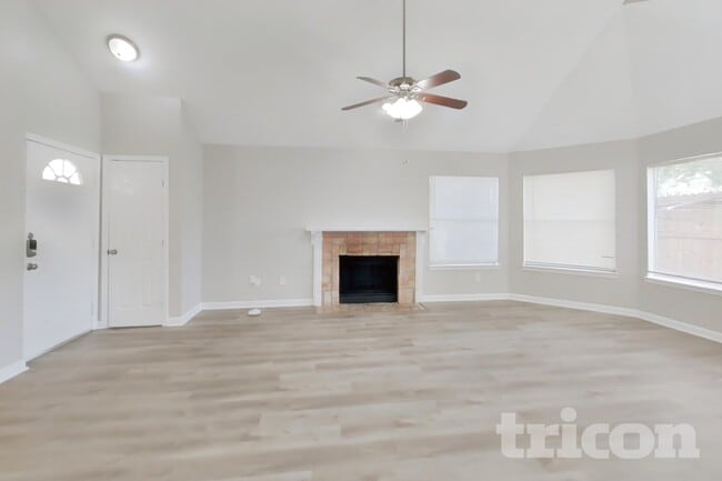 Building Photo - 16027 Hidden Acres Dr