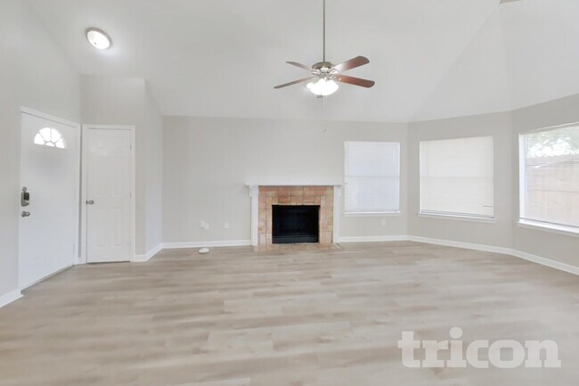 Foto del edificio - 16027 Hidden Acres Dr