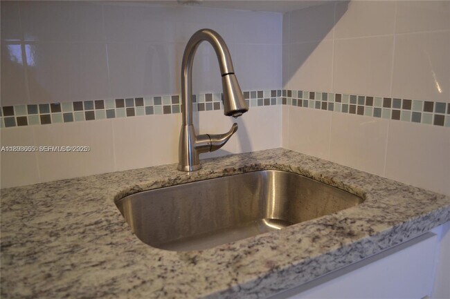 Foto del edificio - 2451 Brickell Ave