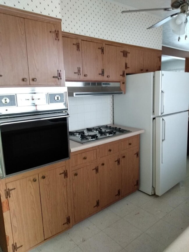 kitchen - 204 Kerr Dr