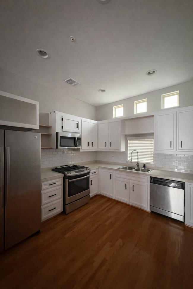 Building Photo - 5941 S Loop E