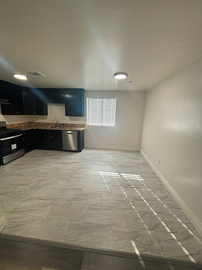 Foto del edificio - 1229 W Gage Ave