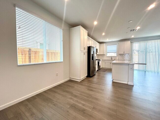 Foto del edificio - Beautiful Newer 4 Bedroom 3 Bathroom with ...