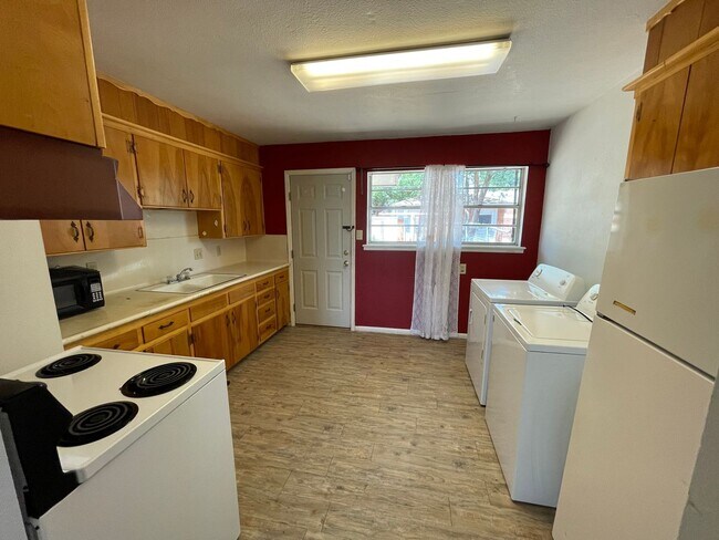 Building Photo - Spacious 2 Bed! - Cameo School District