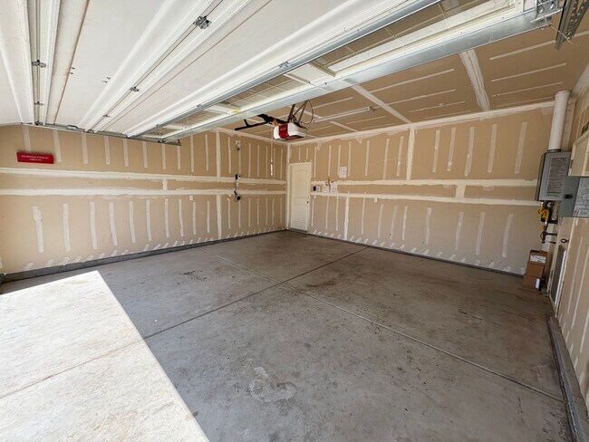 Foto del edificio - Spacious NW Visalia home Available Now!