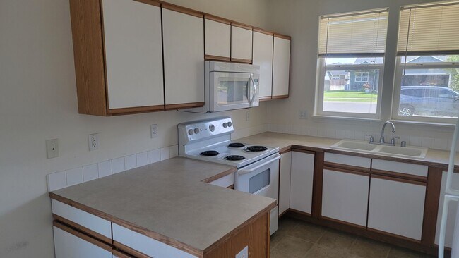 Foto del edificio - 3 Bedroom Home Near Fairchild Air Force Base