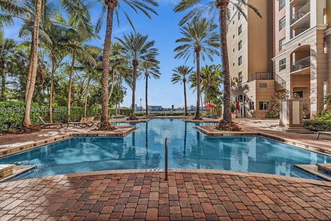 Foto del edificio - 17150 N Bay Rd