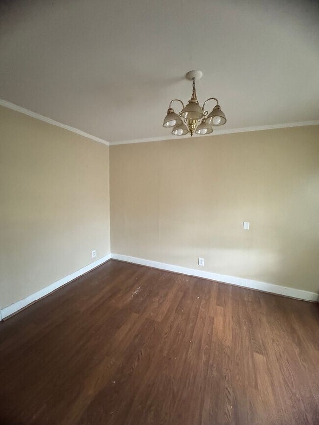 Building Photo - 4 Bed 2 Bath Brick Home