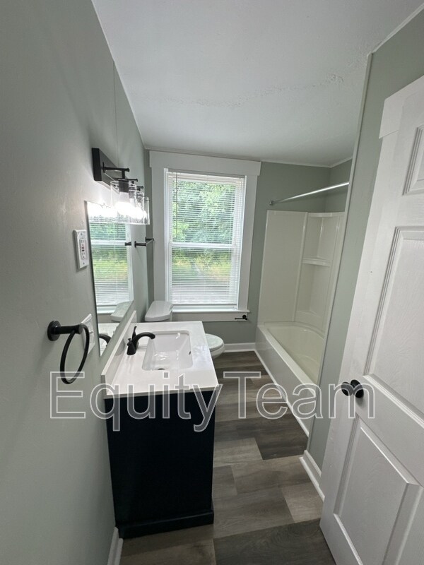 Building Photo - 657 Ross Ave