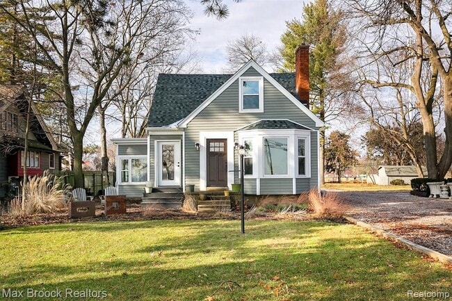 Building Photo - 3630 Orchard Lake Rd