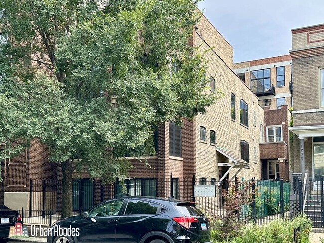 Building Photo - 1933 N Fairfield Ave
