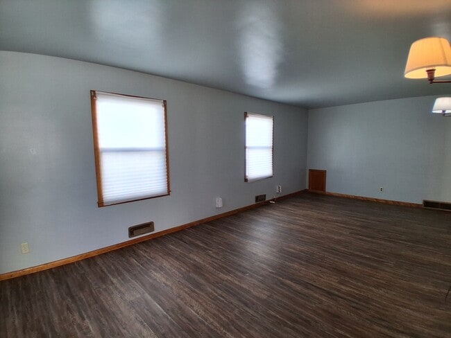 Building Photo - 1136 E Seminary St