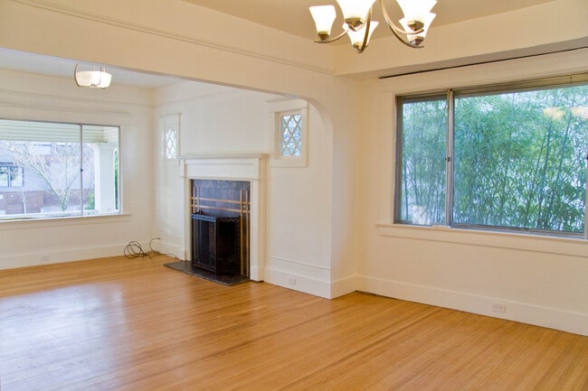 Building Photo - Gorgeous Home in the Heart of Hawthorne wi...