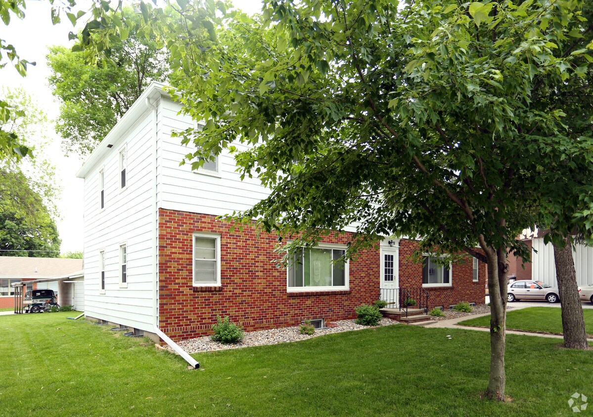 Building Photo - 209 SW Cherry St