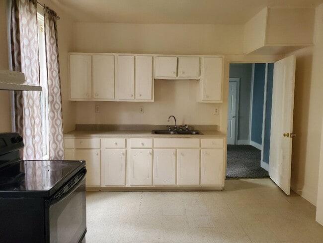 Foto del edificio - Spacious Downstairs Apartment