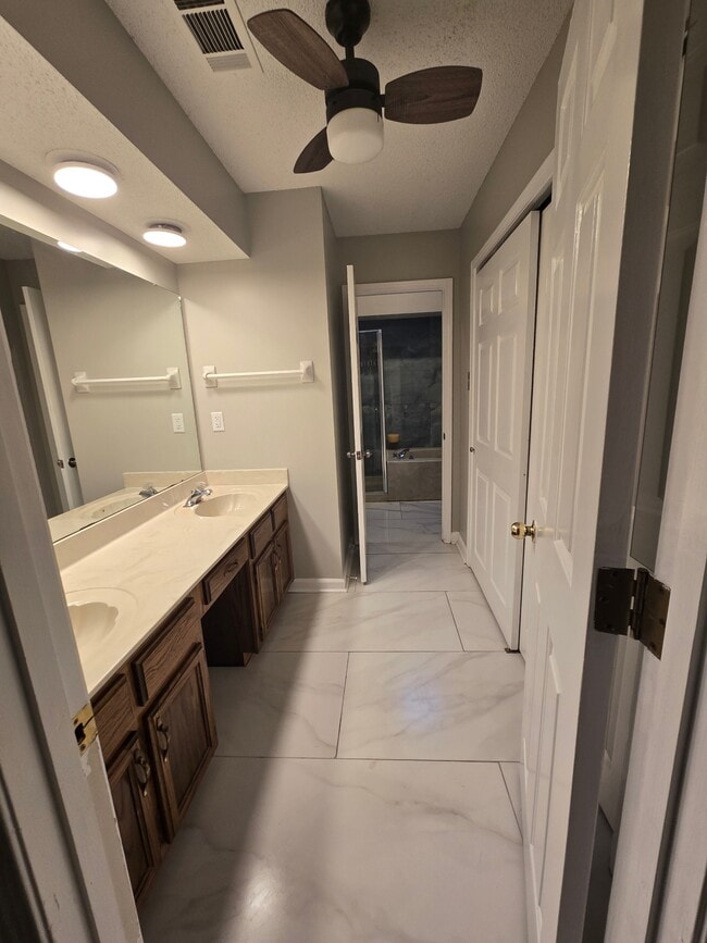Building Photo - 4220 Glenroy Dr